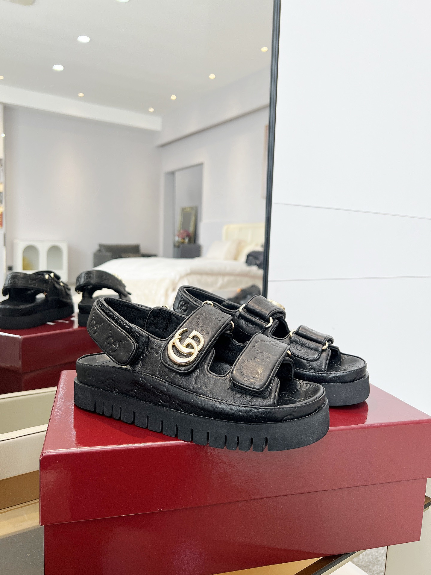 G*u*i sandals
