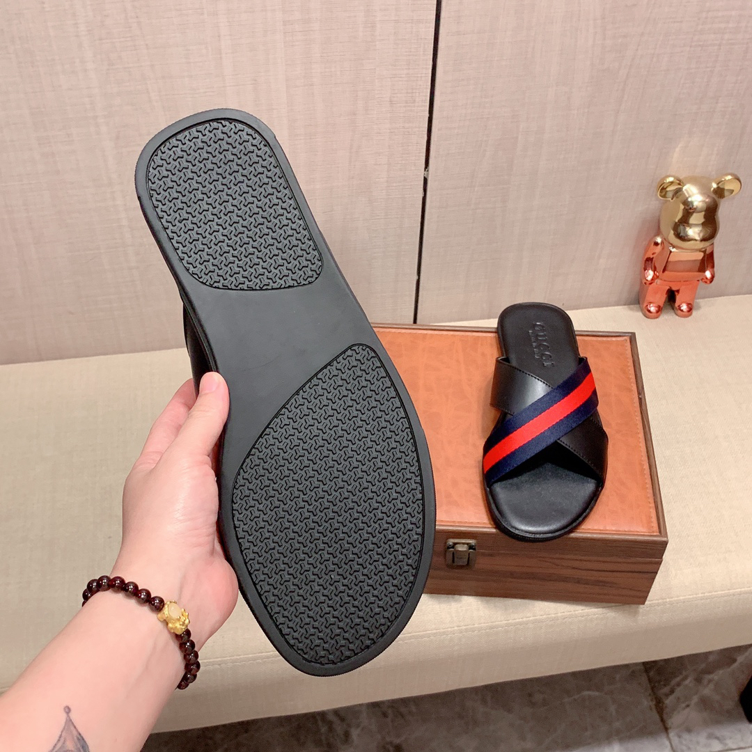 G*u*i sandals