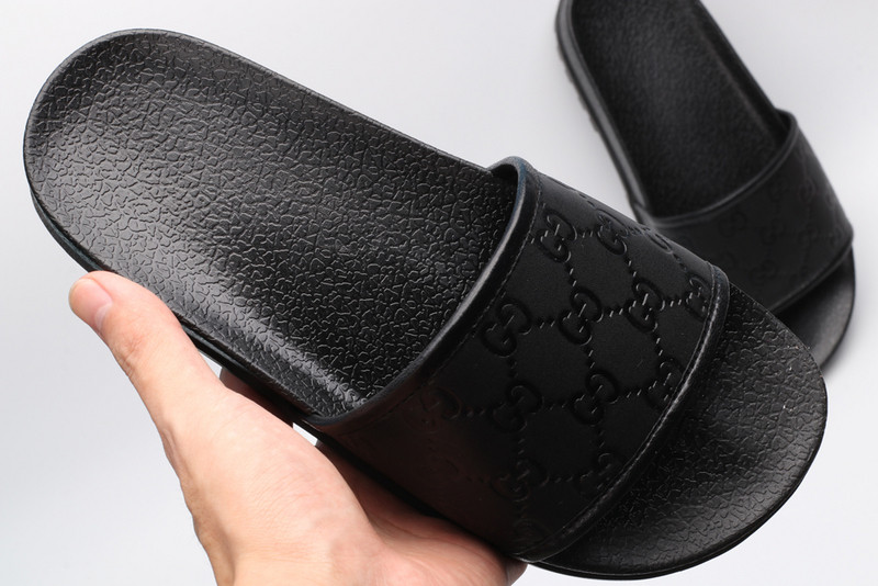 g*u*i sandals
