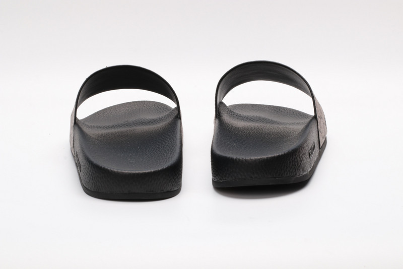 g*u*i sandals
