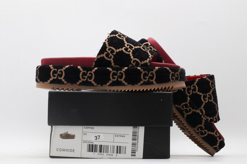 g*u*i sandals