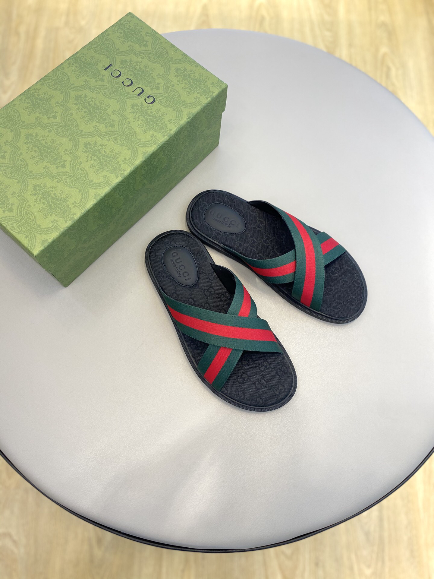 G*u*i sandals