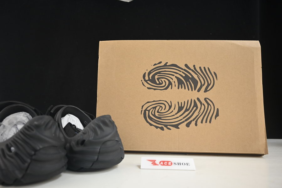 Cr*0*s pollex clog by salehe bembury black