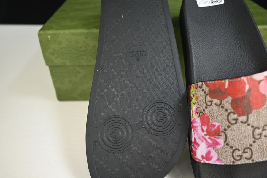 g*u*i sandals