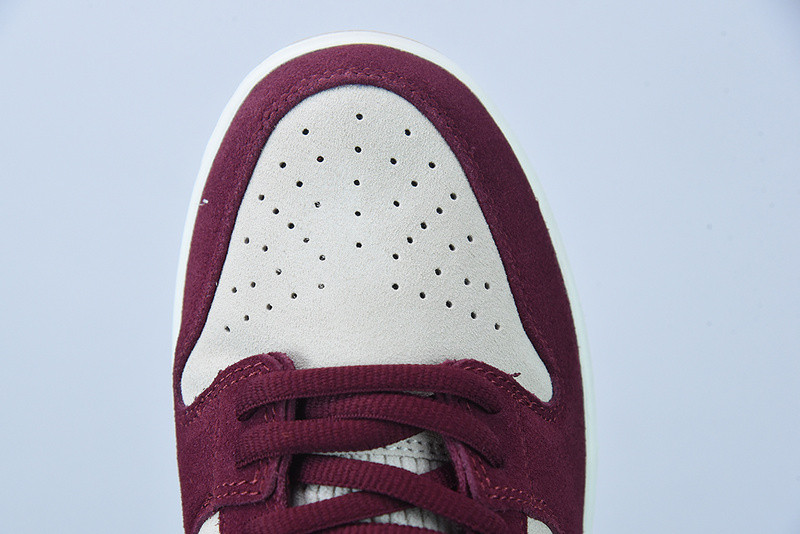 skate like a girl x nike sb dunk low dx4589-600