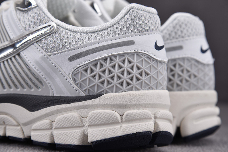 nike zoom vomero 5 photon dust metallic silver (women