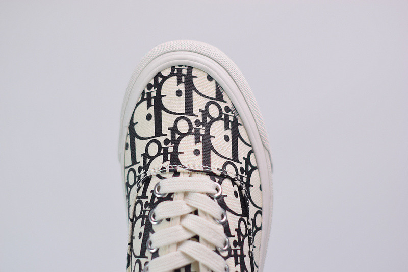 dio* sneaker