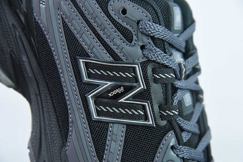 NEW BALANCE SNEAKER