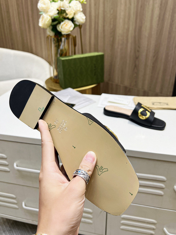 g*u*i sandals