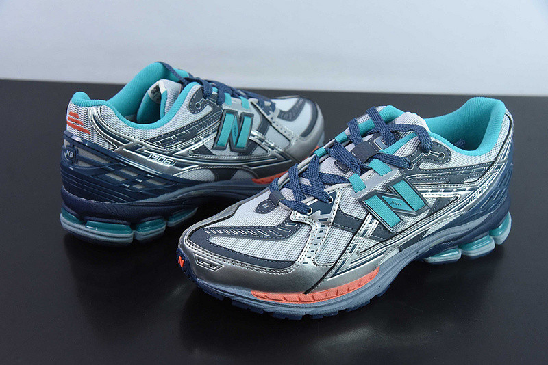 NEW BALANCE SNEAKER