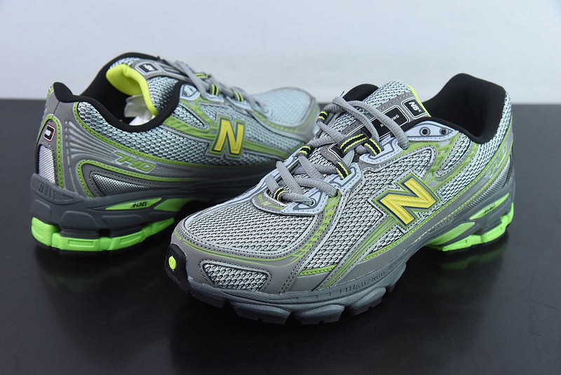 NEW BALANCE SNEAKER