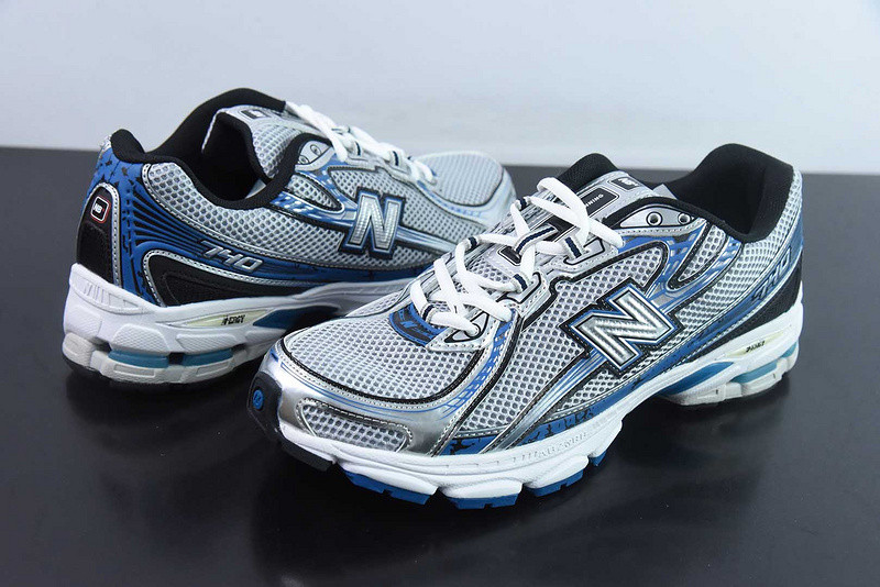 NEW BALANCE SNEAKER