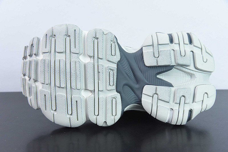 bc cargo sneaker