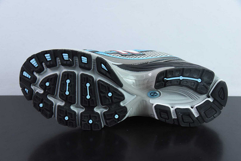 NEW BALANCE SNEAKER