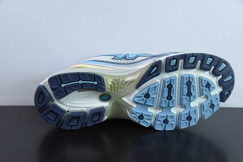 NEW BALANCE SNEAKER