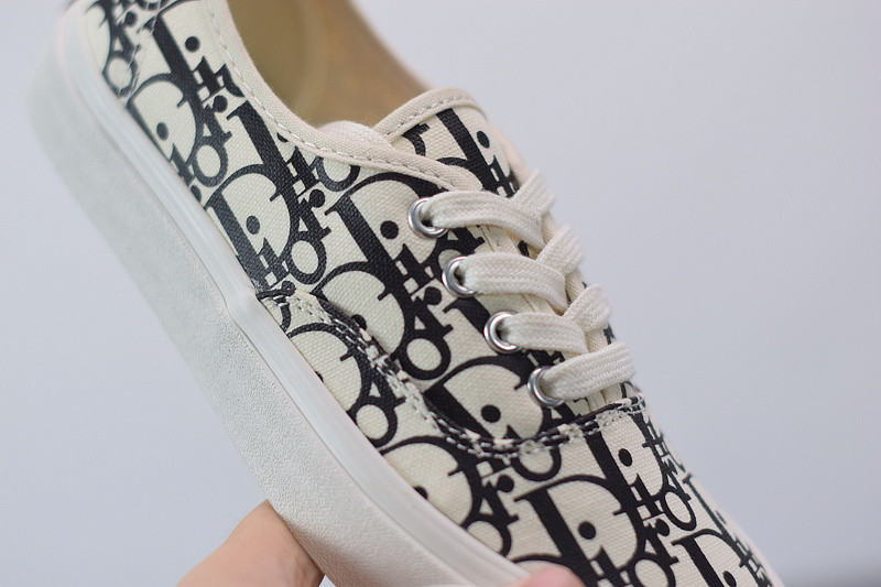 dio* sneaker