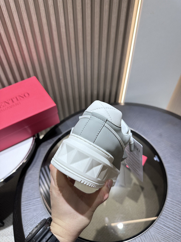 Va1e*ntin0 sneaker