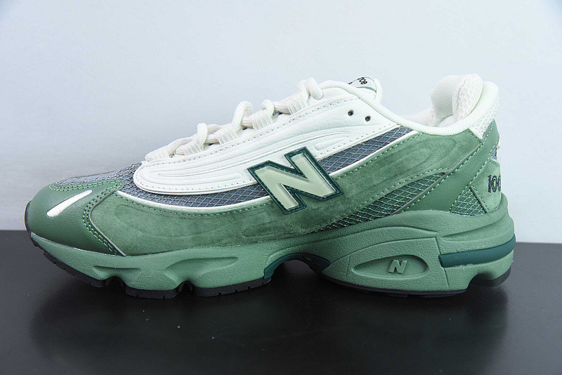 NEW BALANCE SNEAKER