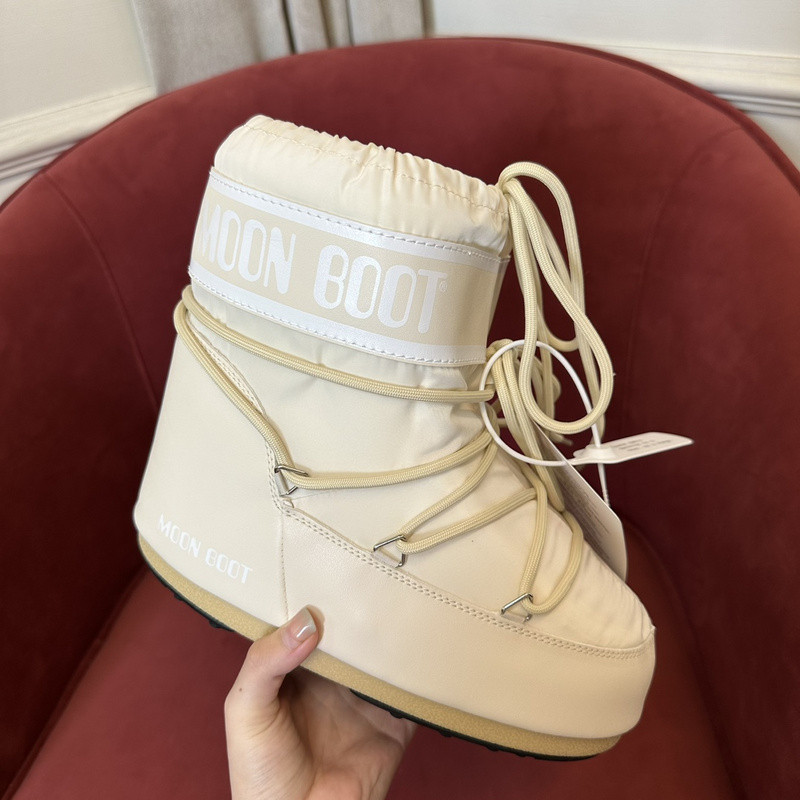 mOON bOOT
