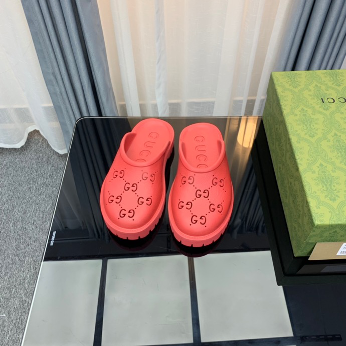 g*u*i sandals low