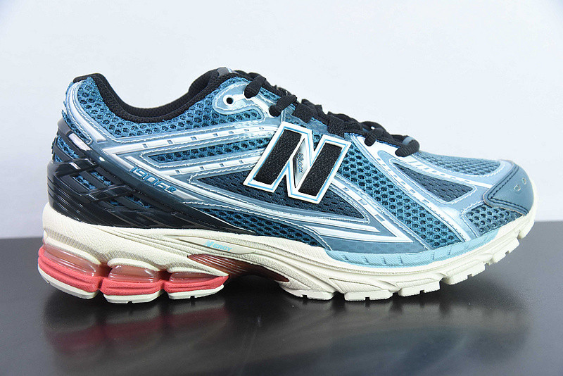 NEW BALANCE SNEAKER