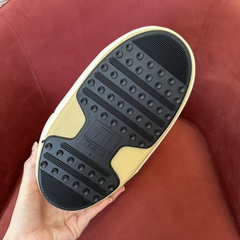 mOON bOOT