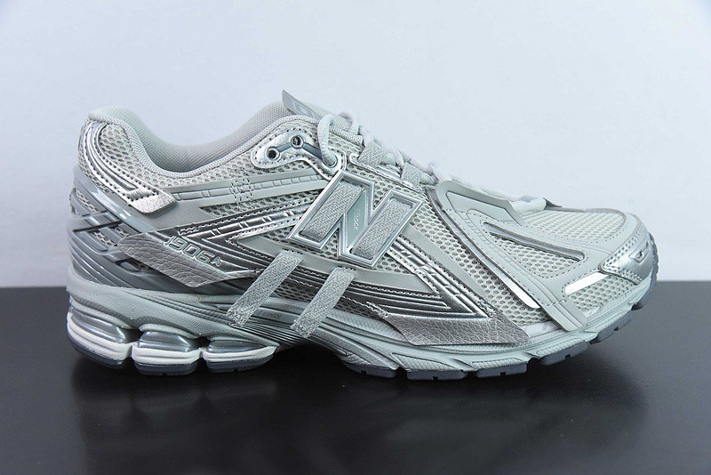 NEW BALANCE SNEAKER