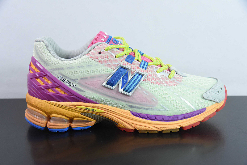 NEW BALANCE SNEAKER