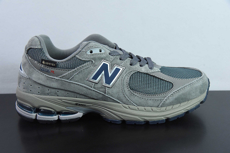 NEW BALANCE SNEAKER