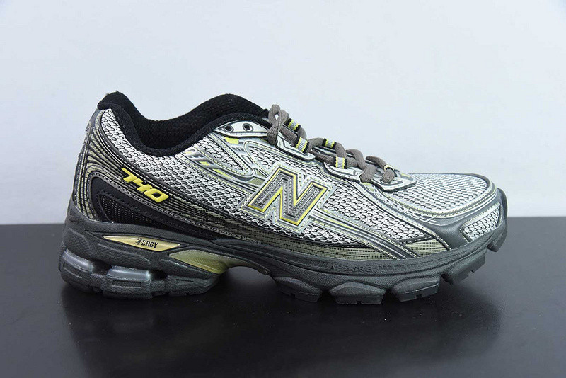 NEW BALANCE SNEAKER