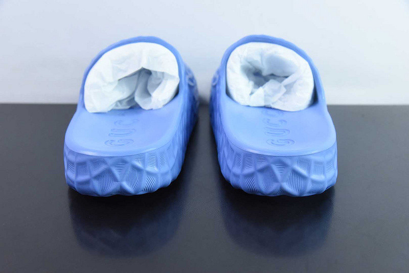 G*u*i sandals