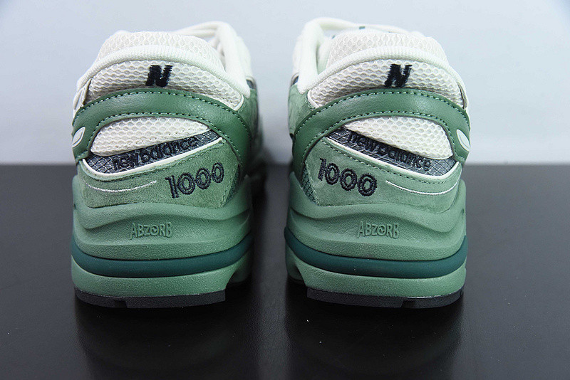 NEW BALANCE SNEAKER