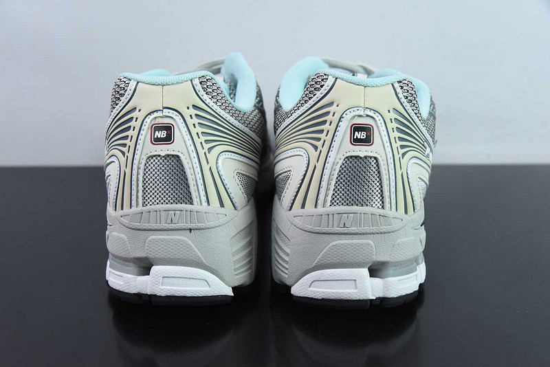 NEW BALANCE SNEAKER