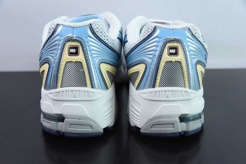 NEW BALANCE SNEAKER