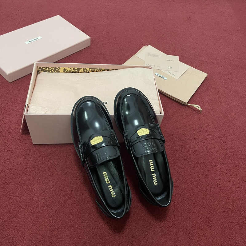 M1um1u sneaker