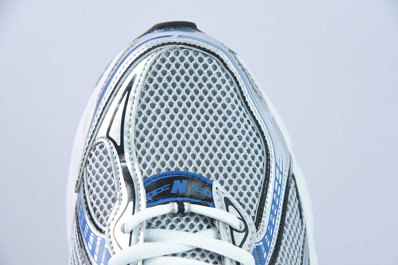 NEW BALANCE SNEAKER