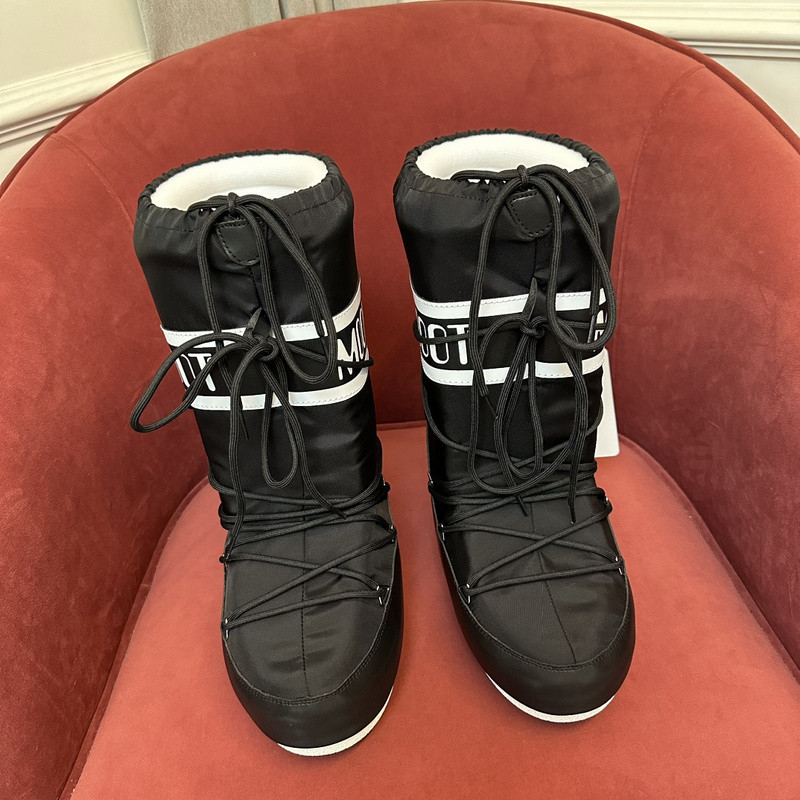 mOON bOOT