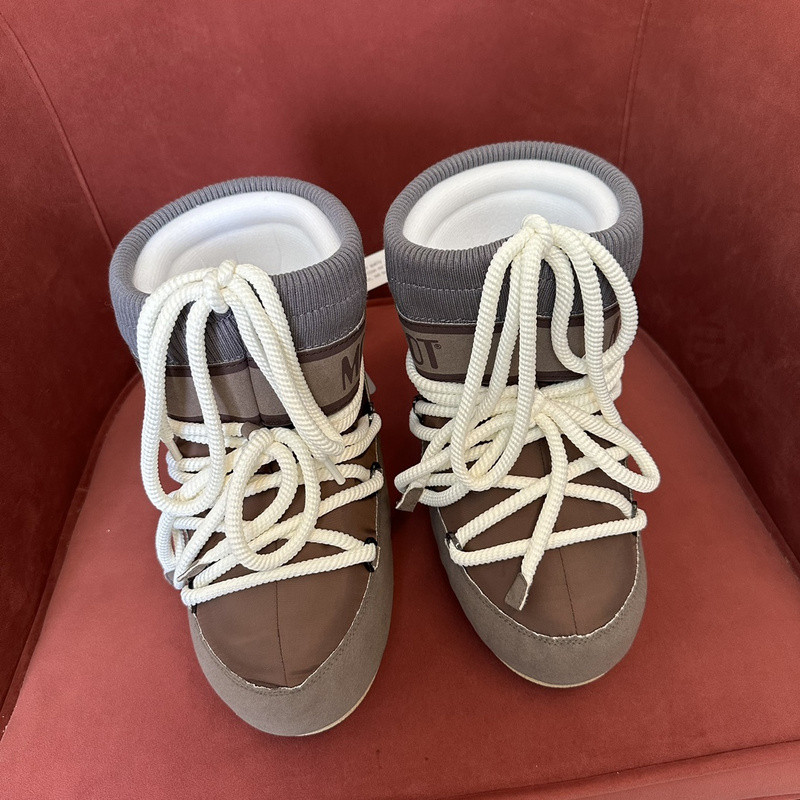 mOON bOOT