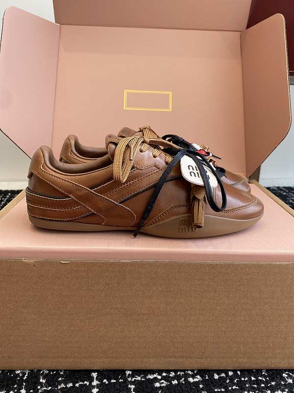M1um1u sneaker