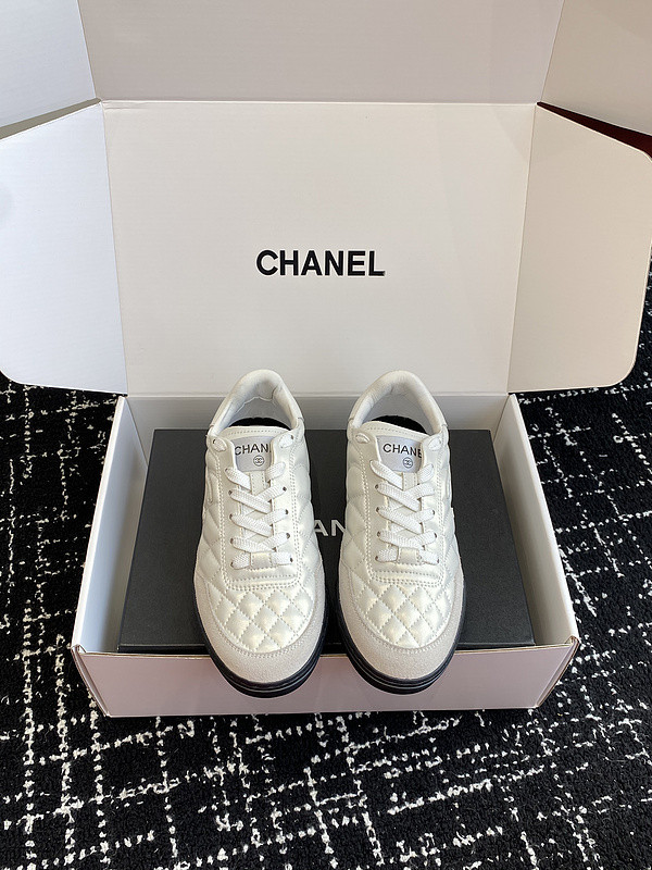 Ch**el sneaker