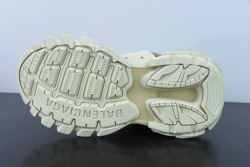 bc track sneaker