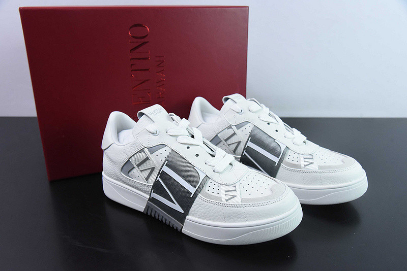 Va1e*ntin0 sneaker