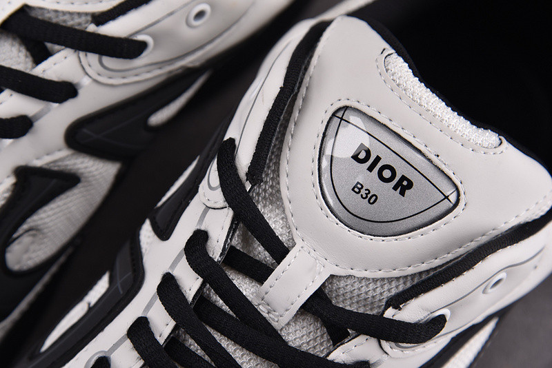 dio* sneaker