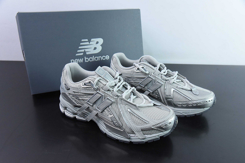 NEW BALANCE SNEAKER