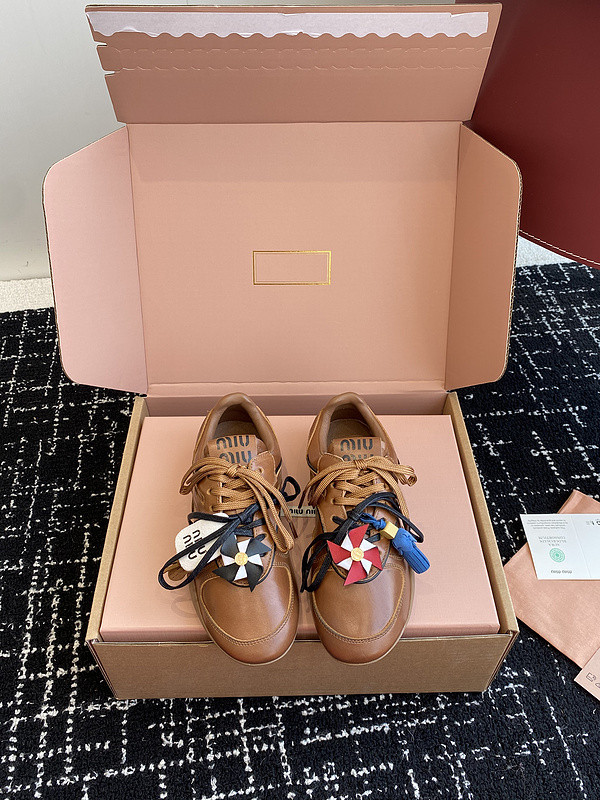 M1um1u sneaker